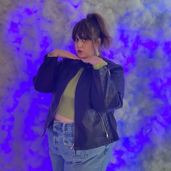 Meet your Posher, Allison - Picture 1 of 6